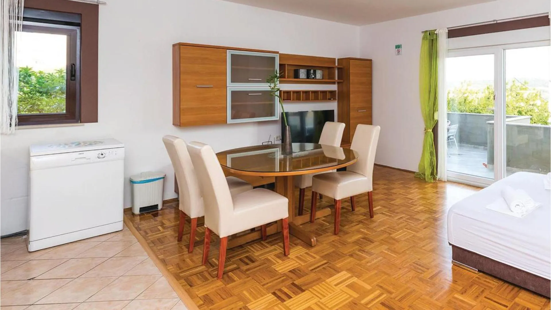 Lovely Apartment In 트로기르