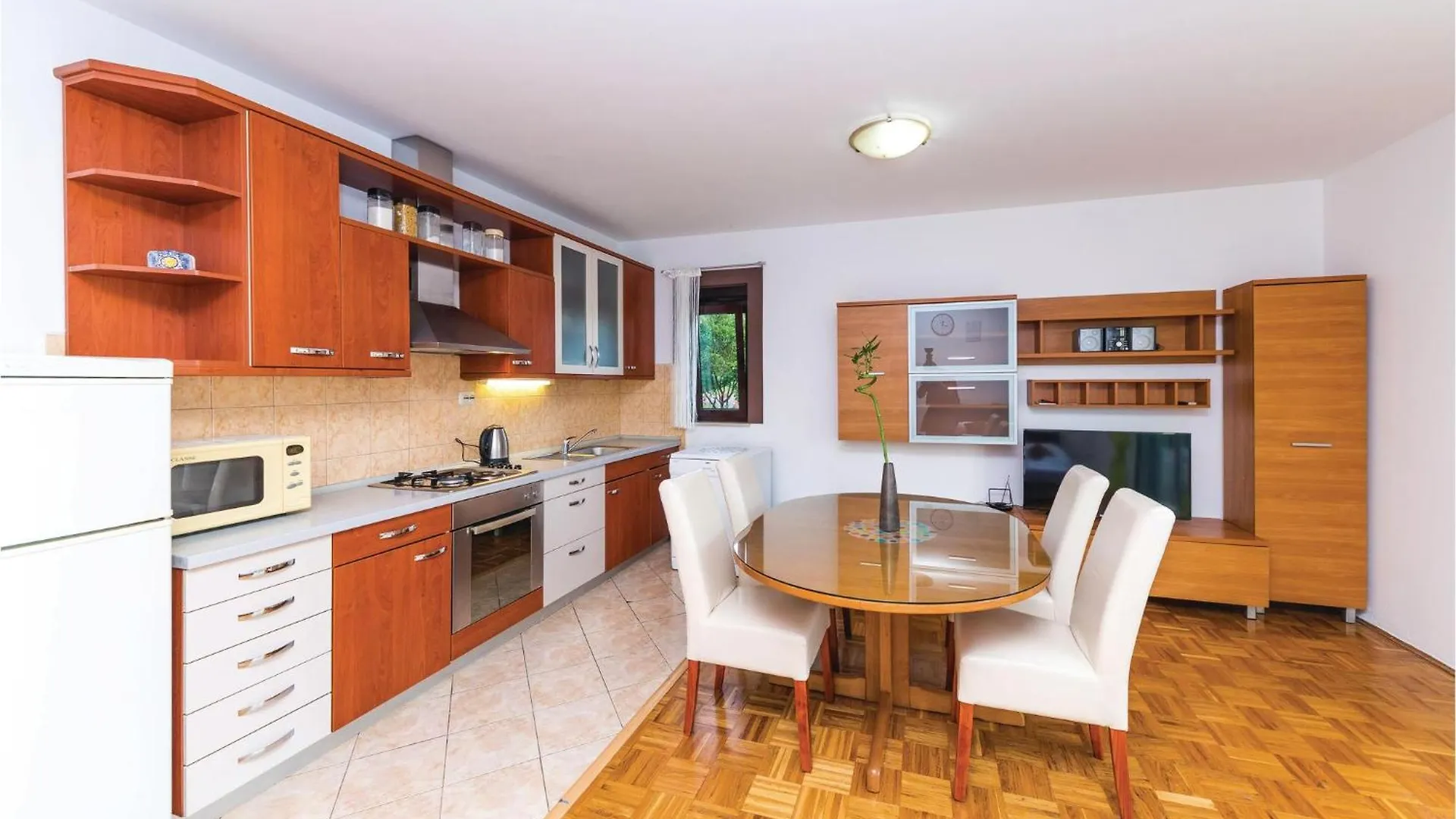 Lovely Apartment In 트로기르